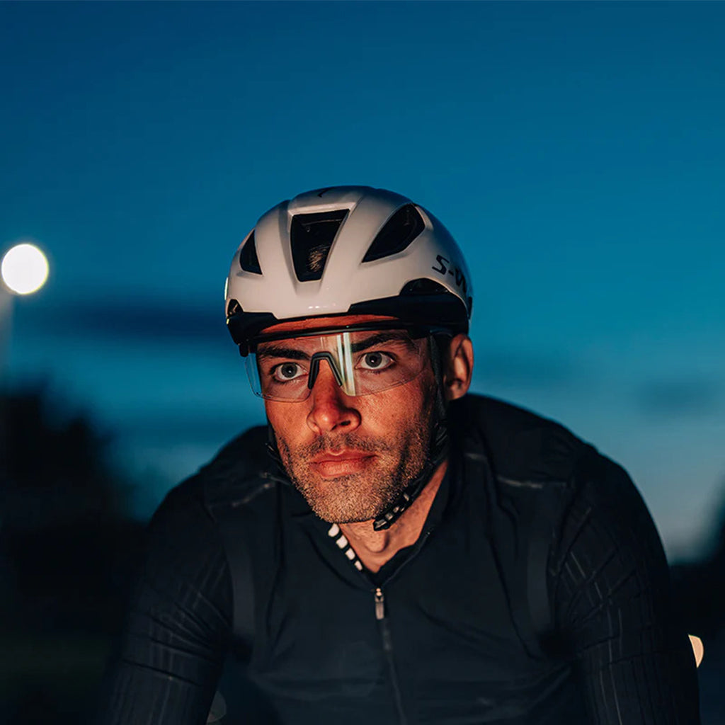 Magicshine Rouler Night Vision sunglasses featuring smudge-resistant lenses, ensuring clear vision and easy maintenance for nighttime adventures.