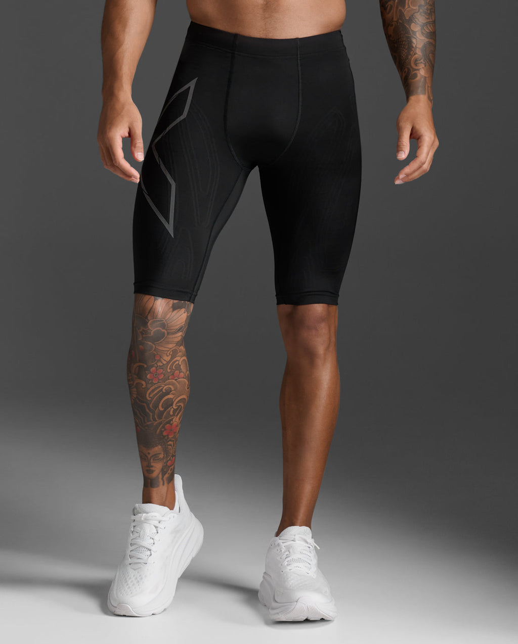 Close-up front view of the 2XU Light Speed Compression Shorts in Black/Black Reflective.
