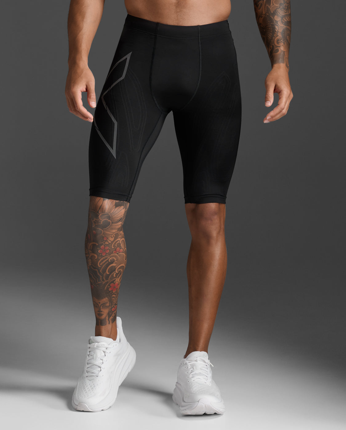 Close-up front view of the 2XU Light Speed Compression Shorts in Black/Black Reflective.