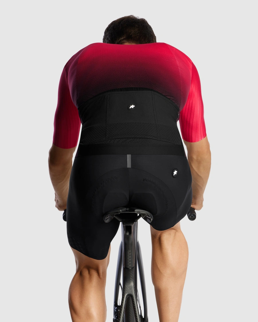 Aerodynamic ASSOS men’s cycling jersey in Lunar Red