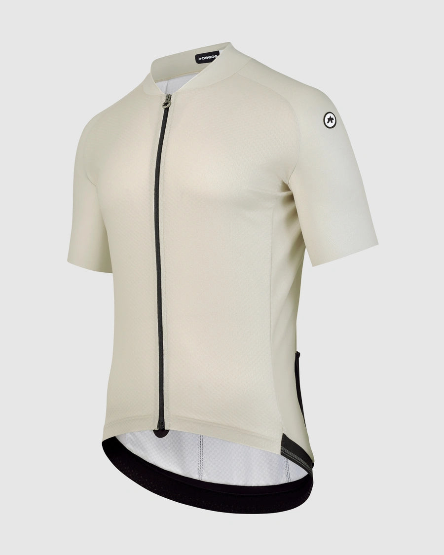 ASSOS MILLE GT C2 EVO Jersey Sleeve and Collar Detail