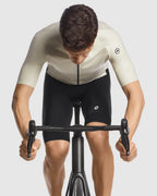 ASSOS MILLE GT C2 EVO Jersey Fabric Texture Close-Up – Moon Sand