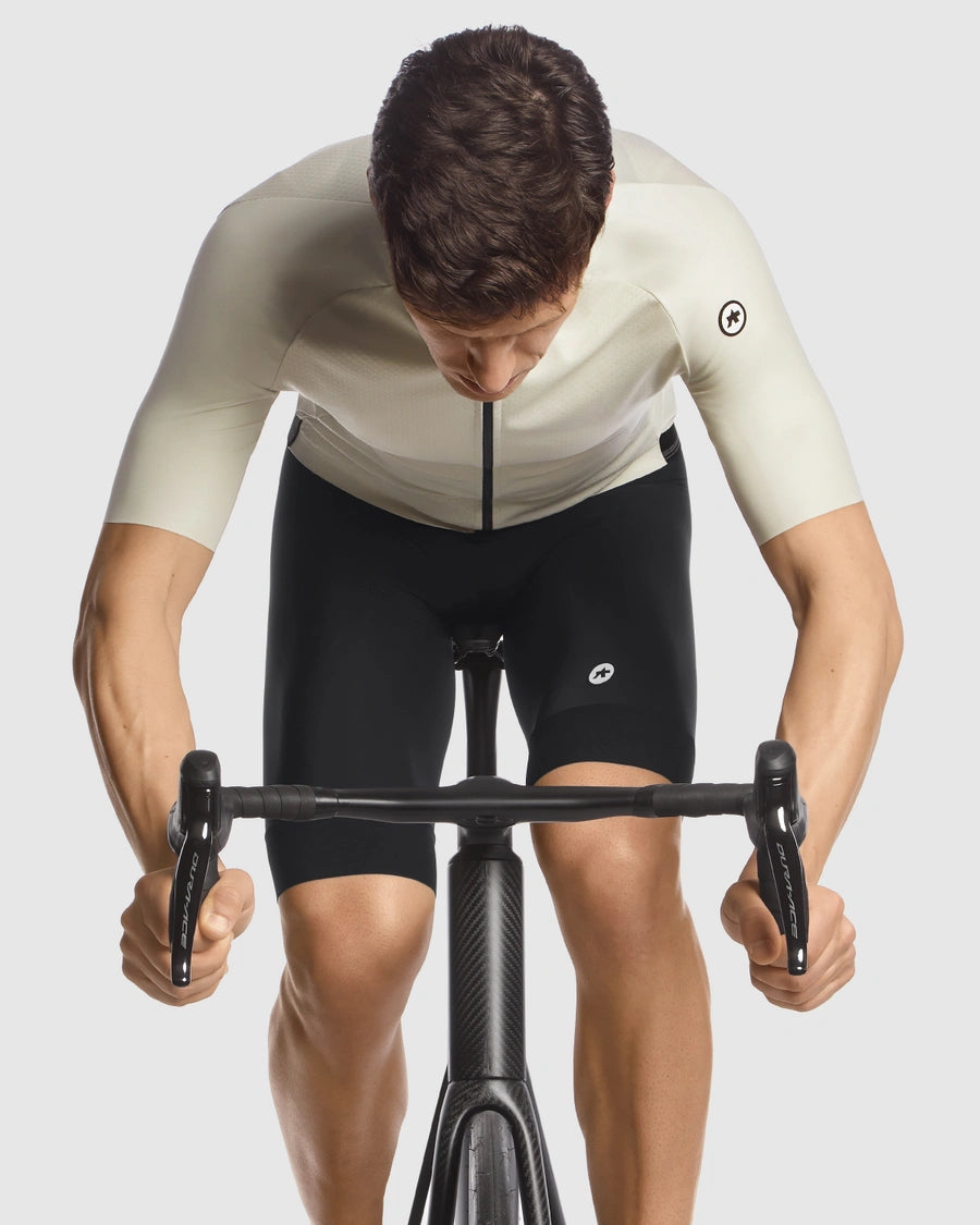 ASSOS MILLE GT C2 EVO Jersey Fabric Texture Close-Up – Moon Sand