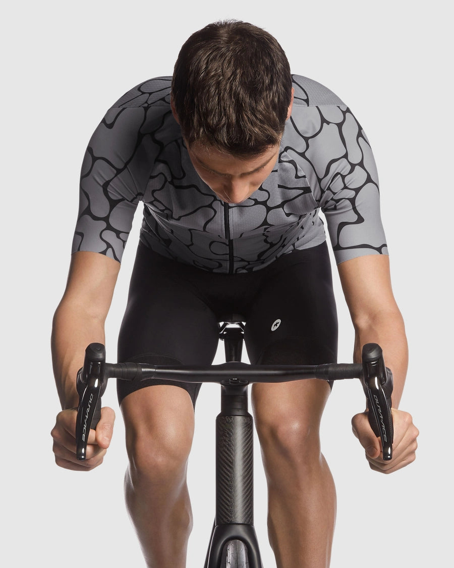 ASSOS Gerva Grey cycling jersey on model – regular fit