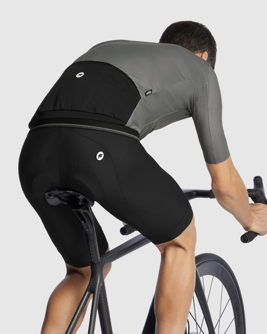 ASSOS MILLE GT C2 EVO Jersey Fabric Texture Close-Up – Rock Gray