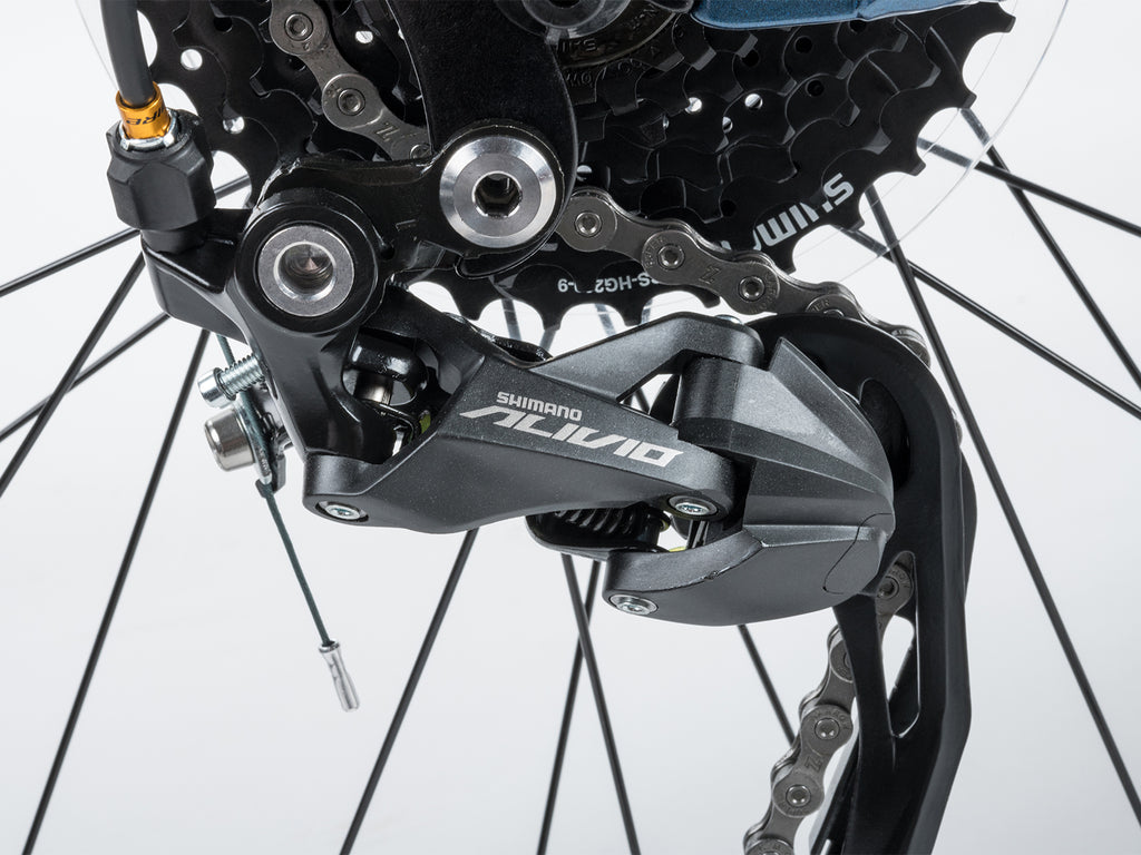 Rear derailleur mounted on the rear wheel of a red and black Author bicycle, model Vertigo 18