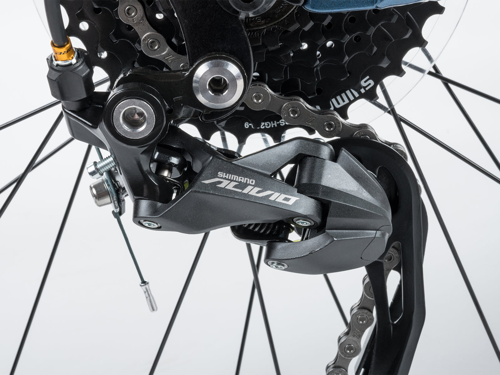 Rear derailleur mounted on the rear wheel of a red and black Author bicycle, model Vertigo 18