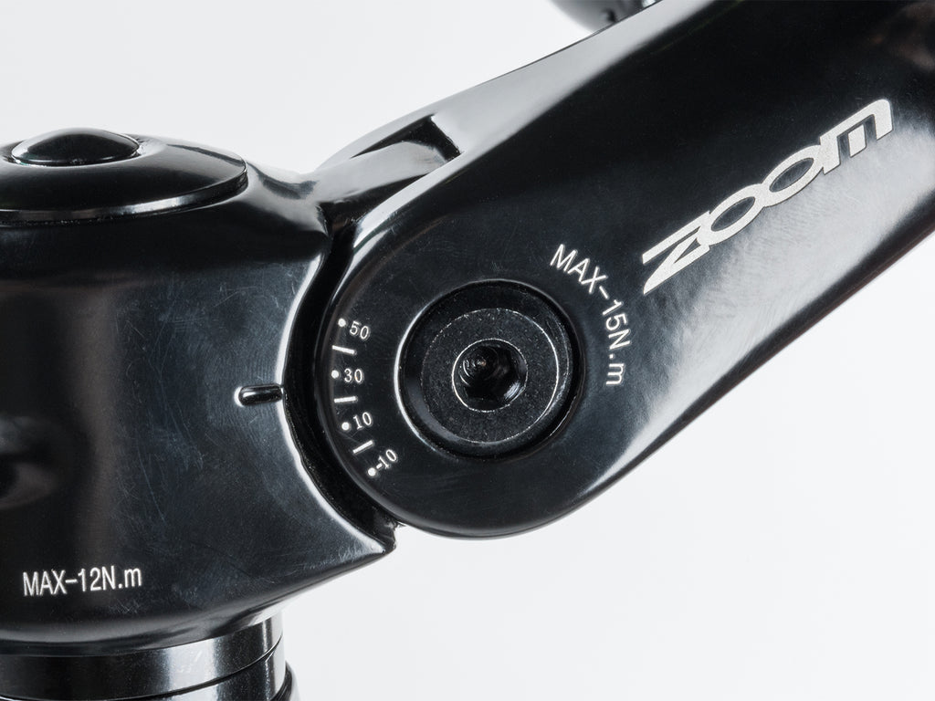 Rear derailleur mounted on the rear wheel of a red and black Author bicycle, model Vertigo 18