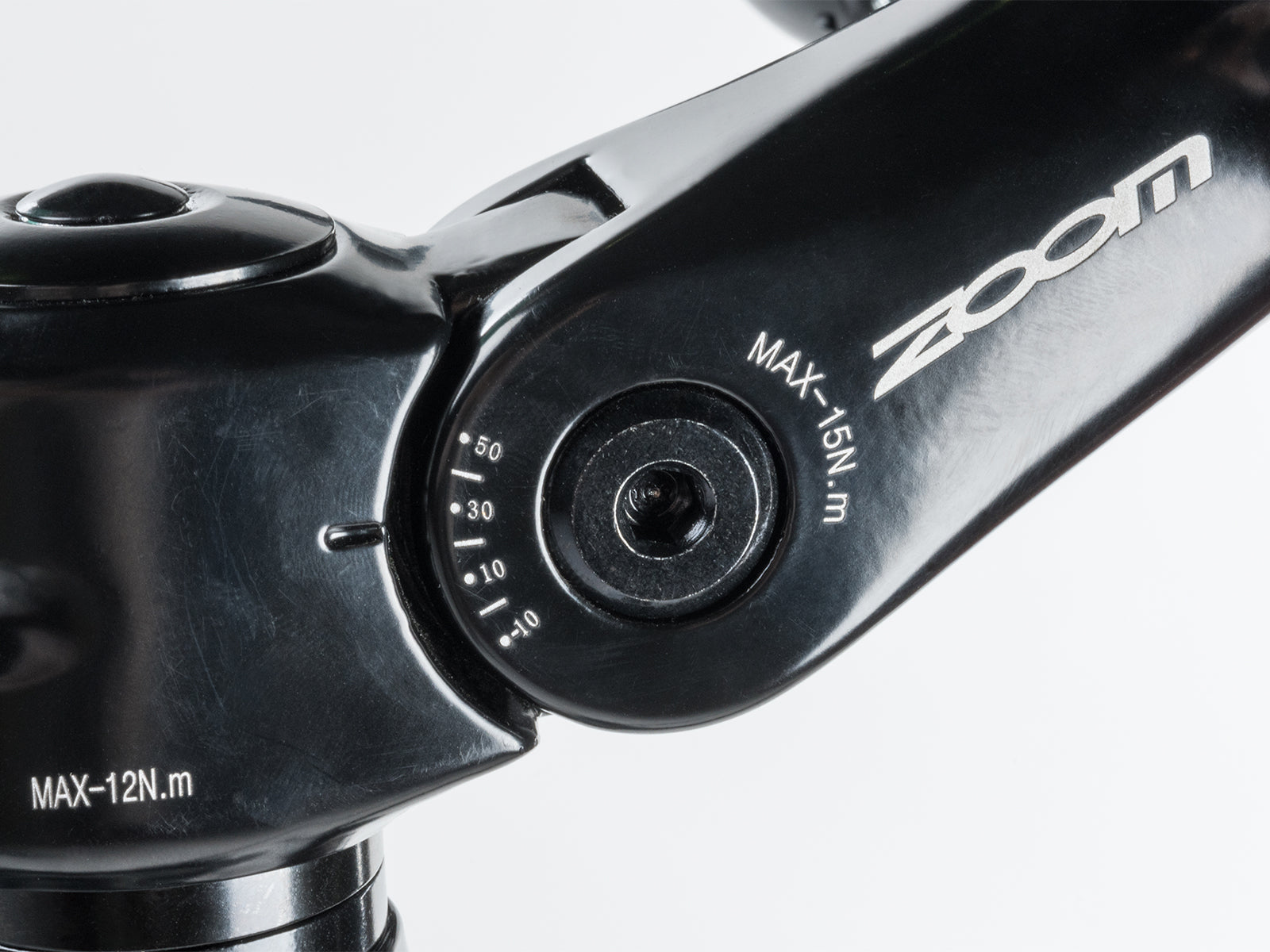 Rear derailleur mounted on the rear wheel of a red and black Author bicycle, model Vertigo 18