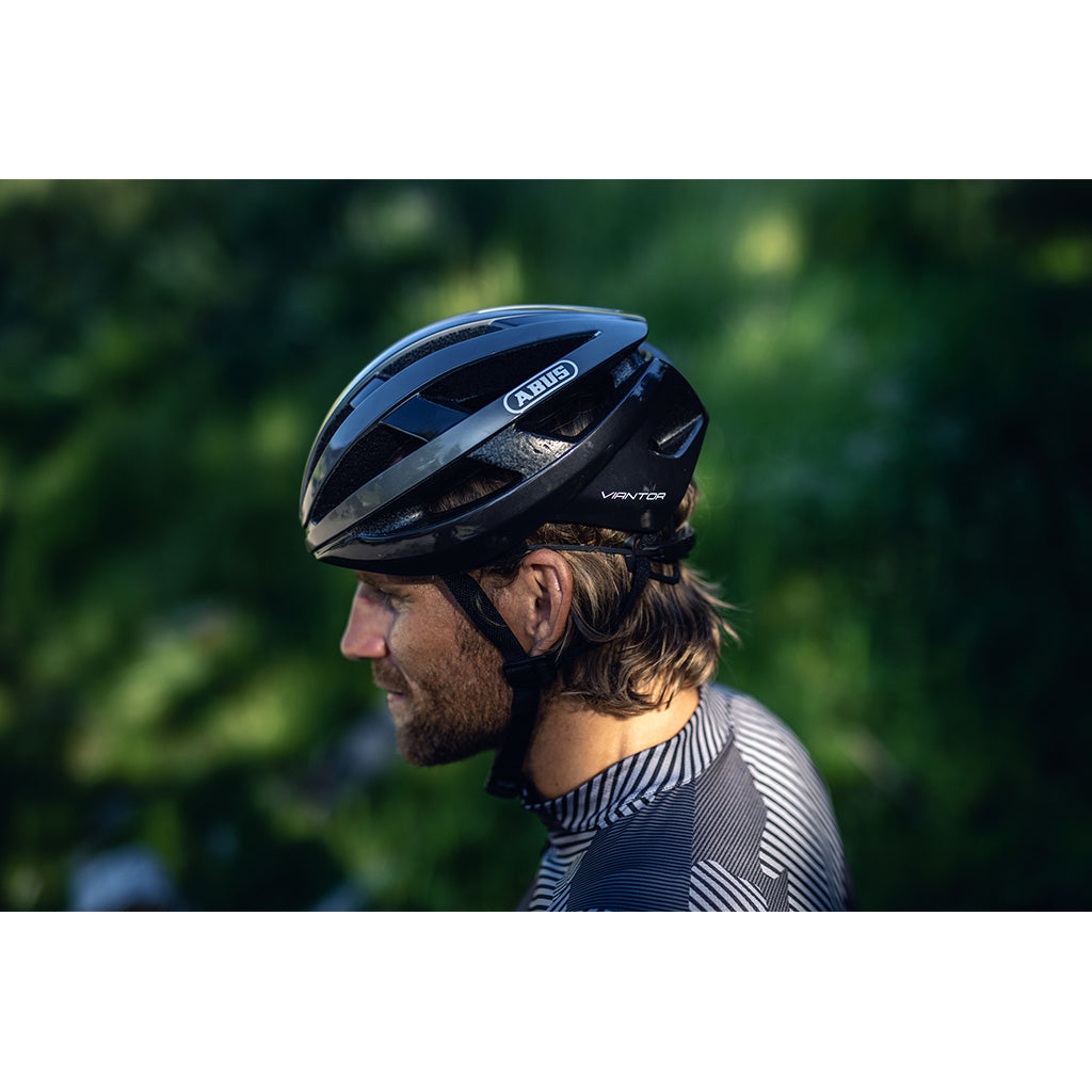 Abus Viantor cycling helmet showcasing 18 optimized air vents for ventilation.

