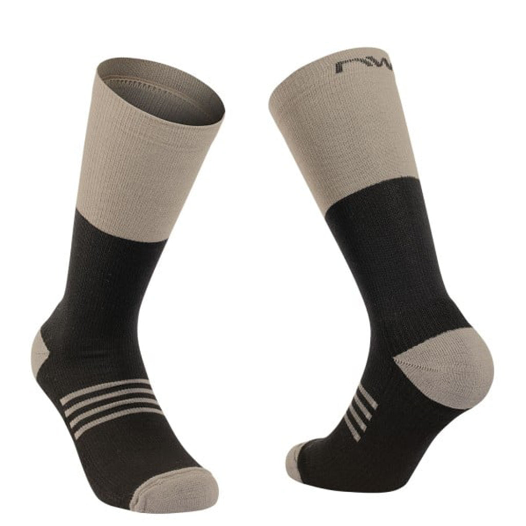 Northwave Extreme Pro High Winter Socks in Black/Sand showing ribbed knit and towelling sole