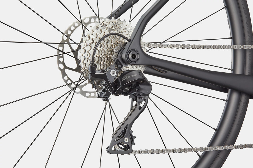 Overview of the reliable Shimano 105 gear set on the Cannondale Synapse Carbon 5, illustrating its mechanical components for smooth power transfer.