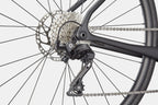 Overview of the reliable Shimano 105 gear set on the Cannondale Synapse Carbon 5, illustrating its mechanical components for smooth power transfer.