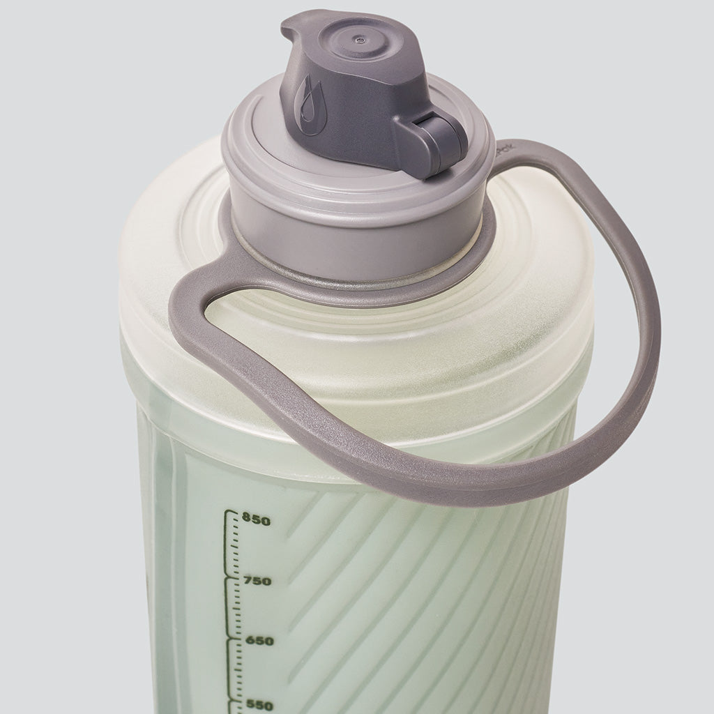 Detail of the leak-proof cap of the 1L Sutro Green Flux bottle
