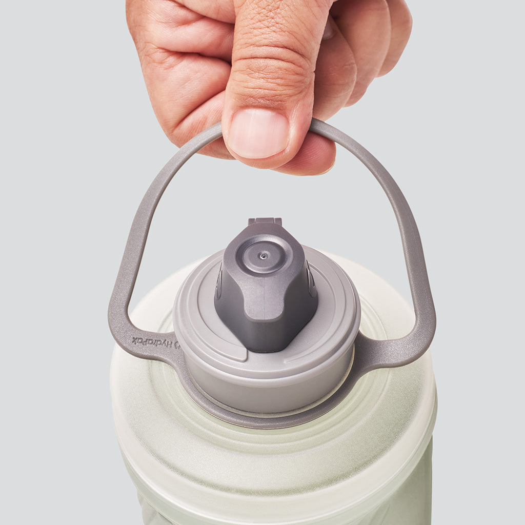 Detail of the leak-proof cap of the 1L Sutro Green Flux bottle

