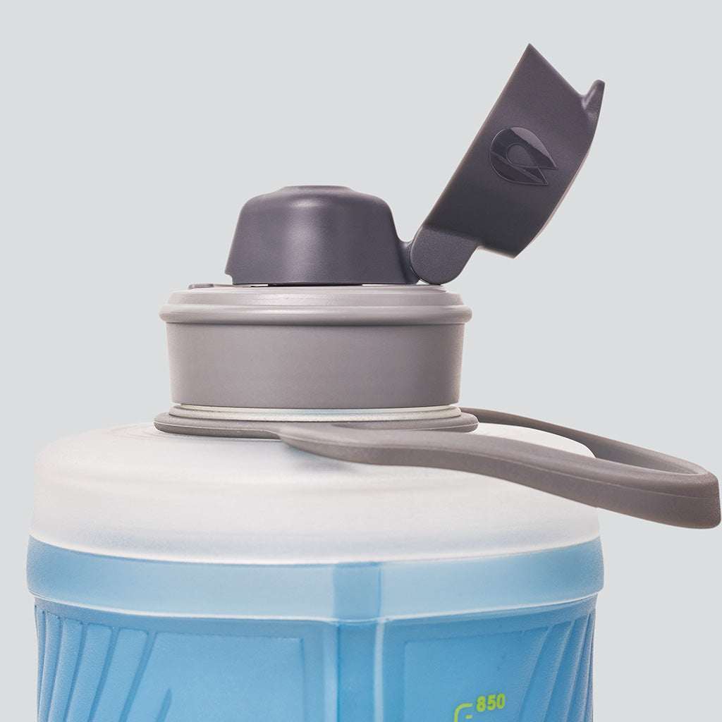 Close up of the Hydrapak Flux 750ml Cap in Tahoe Blue.
