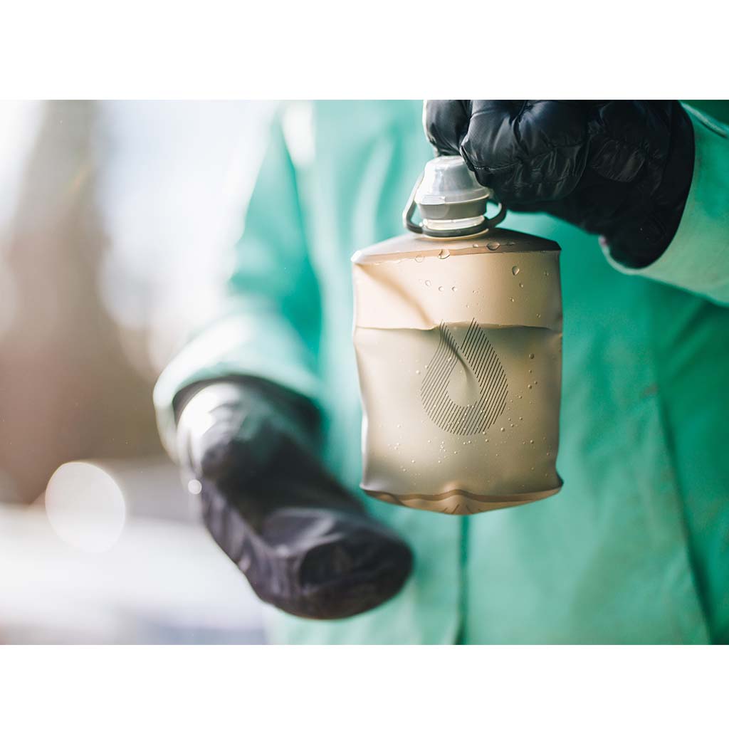 Experience the understated style of the Mammoth Grey Hydrapak Stow 1 Liter, the flexible bottle that stands apart.