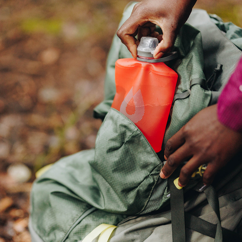 Explore with ease using the Redwood Hydrapak Stow, a flexible and foldable 500ml bottle that looks as good as it performs.