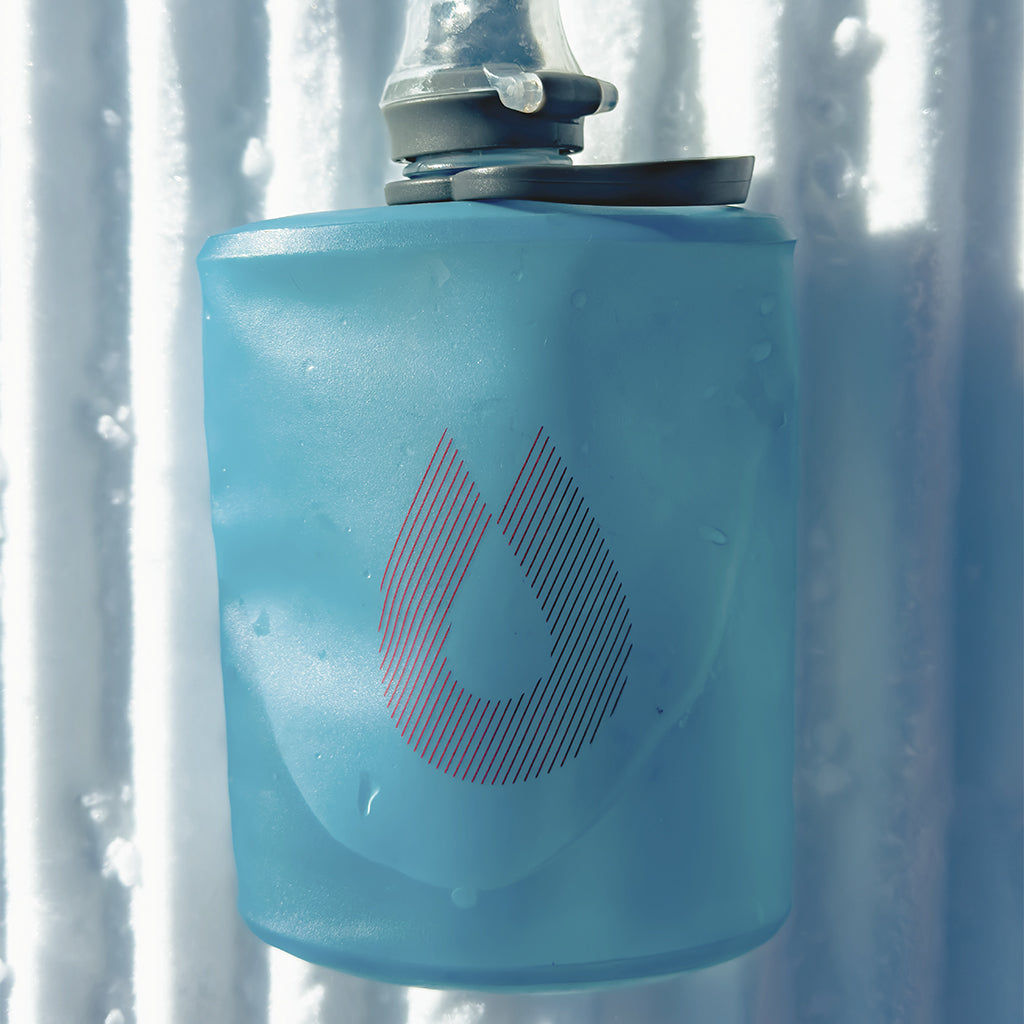 Identifying the brand: the Hydrapak logo on the Tahoe Blue Stow 1L.