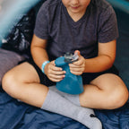 Illustrating the easy-to-use flip-top cap of the Tahoe Blue Hydrapak Stow 1L for quick hydration on the go.