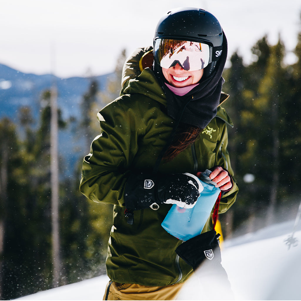 Explore further with the Tahoe Blue Hydrapak Stow 1L, a flexible and packable bottle that looks great on any adventure.