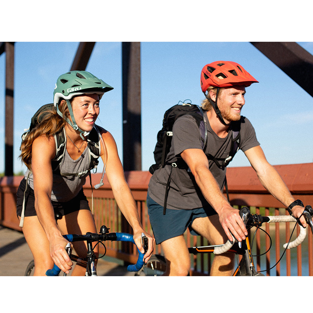 3-liter hydration bladder with easy removal system and high-flow bite valve for hikers, cyclists, and runners

