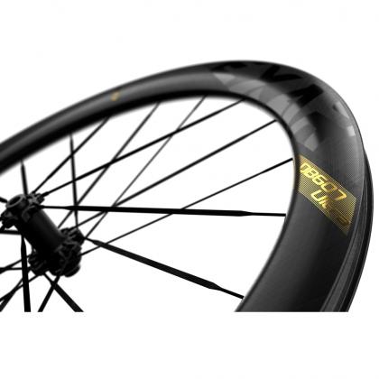 Close-up of a Magene EXAR Ultra DB607 carbon bicycle wheel showcasing a spoke, designed for disc brakes.
