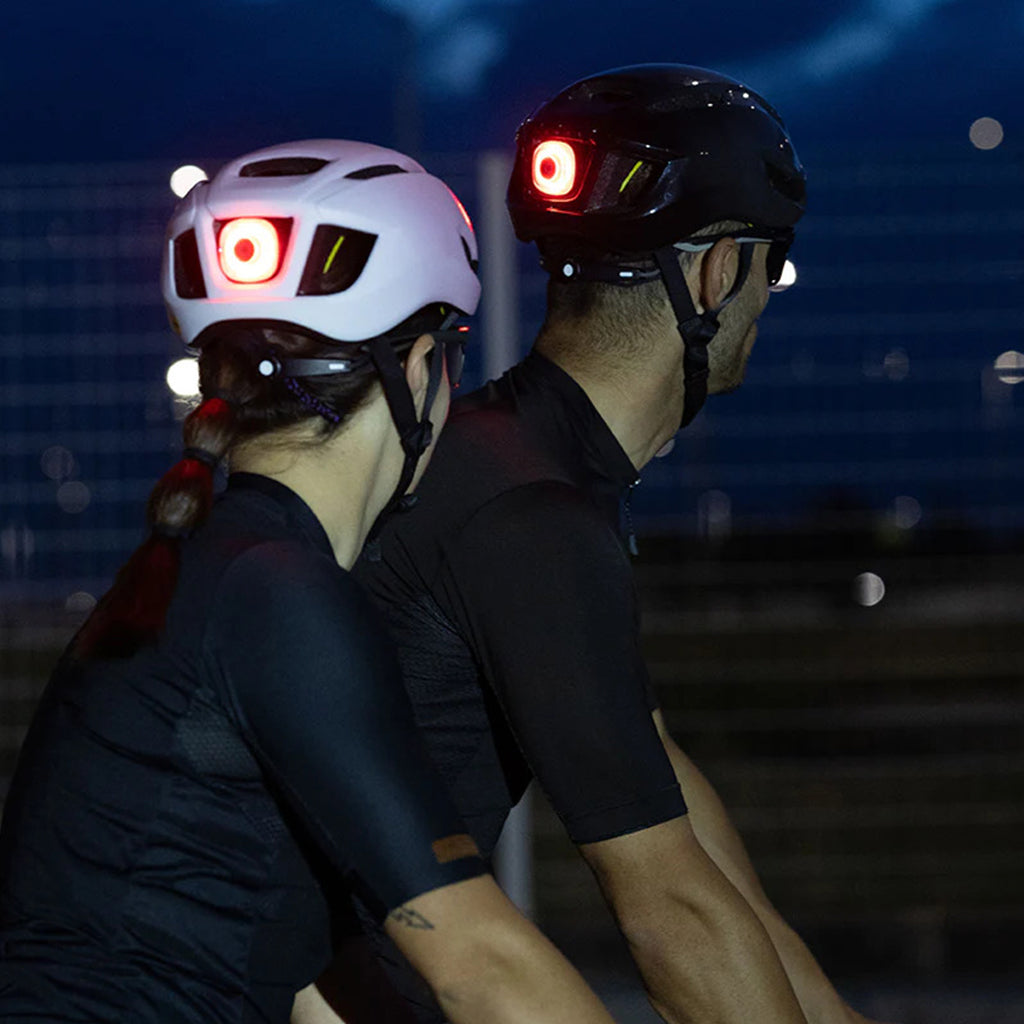 PelotonSync-enabled SEEMEE 50 MAG rear light for group cycling with bright red and white LEDs.

