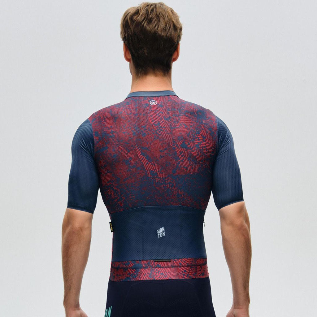 Lightweight summer cycling jersey with reflective details