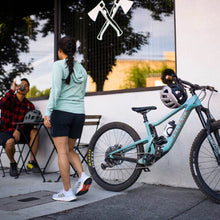 The Polar Breakaway Session Muck Single Wall Bottle (White, 450ml), proudly stating its 100% BPA-free material and Colorado craftsmanship, ensuring a sustainable and reliable hydration solution."

