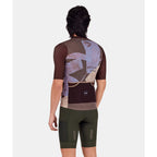 A cyclist wearing the Santini Note gravel jersey and showing the back pockets