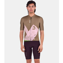 Close-up of the Santini Note gravel jersey's silicone grip elastic, ensuring a secure fit that prevents slipping and offers greater protection on the bike.