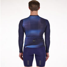 Rear view of the Santini Ombra Eco Sleek jersey in blue, showing the triple back pocket and the silicon gripper for a secure, protective fit.