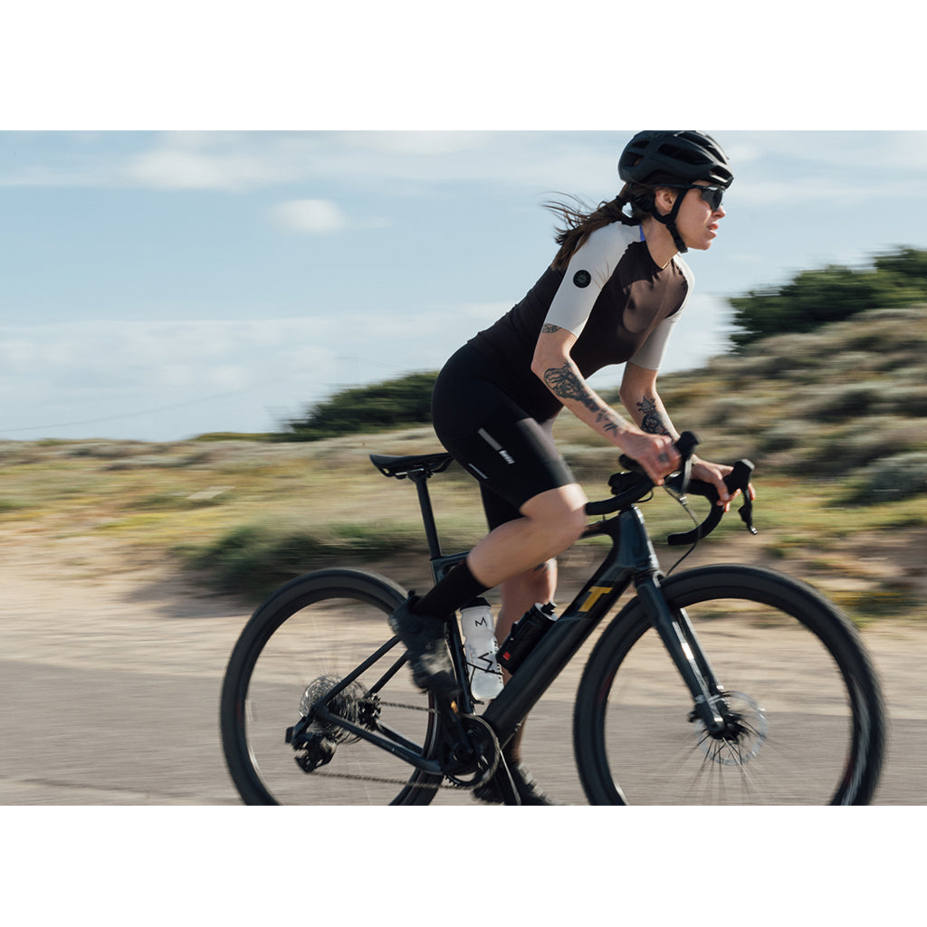 Second-skin feel cycling jersey with aerodynamic performance