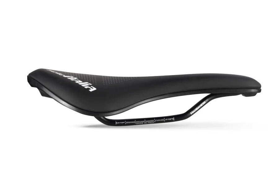 op-down view of the Novus Boost Evo Endurance saddle, highlighting the waved shape and central Superflow cutout for comfort