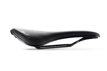 Lightweight Selle Italia Novus Boost EVO saddle with carbon rails, waved shape, and Superflow cutout for comfort and performance.