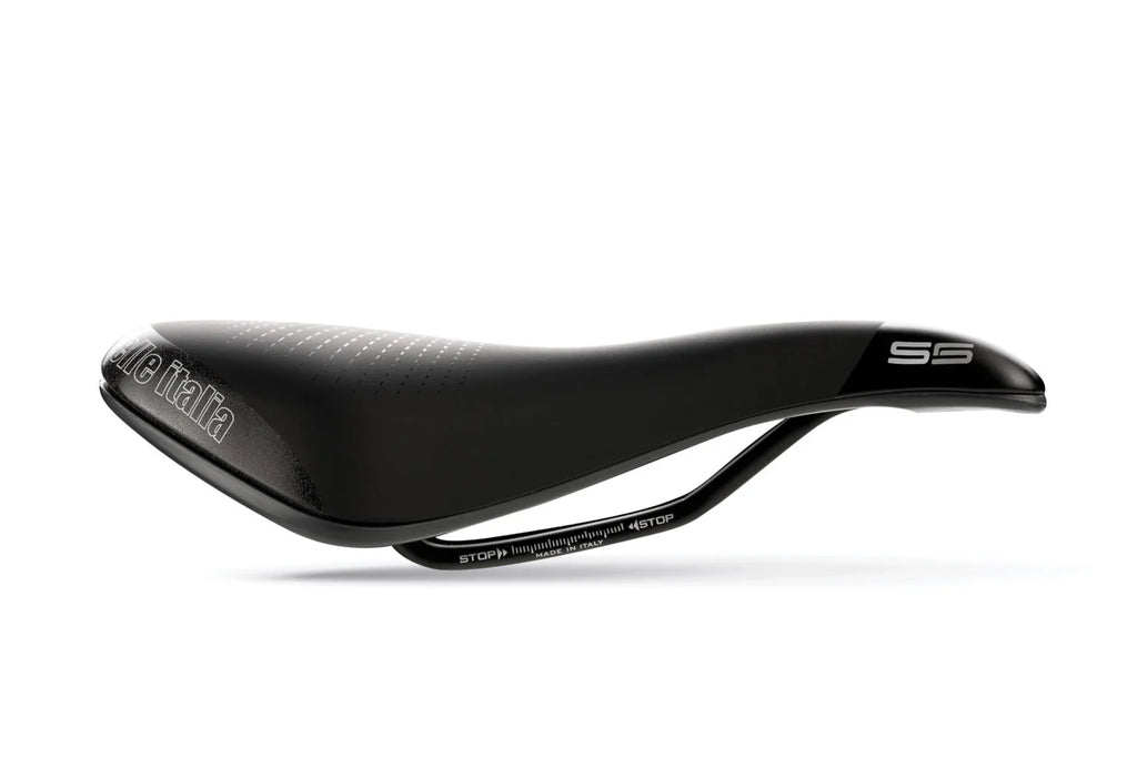 Short wave-shaped cycling saddle with gel padding