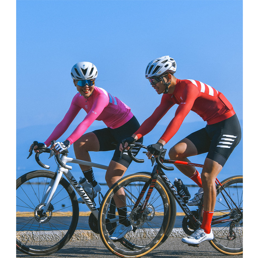 cycling jersey sleeve texture for drag reduction close up