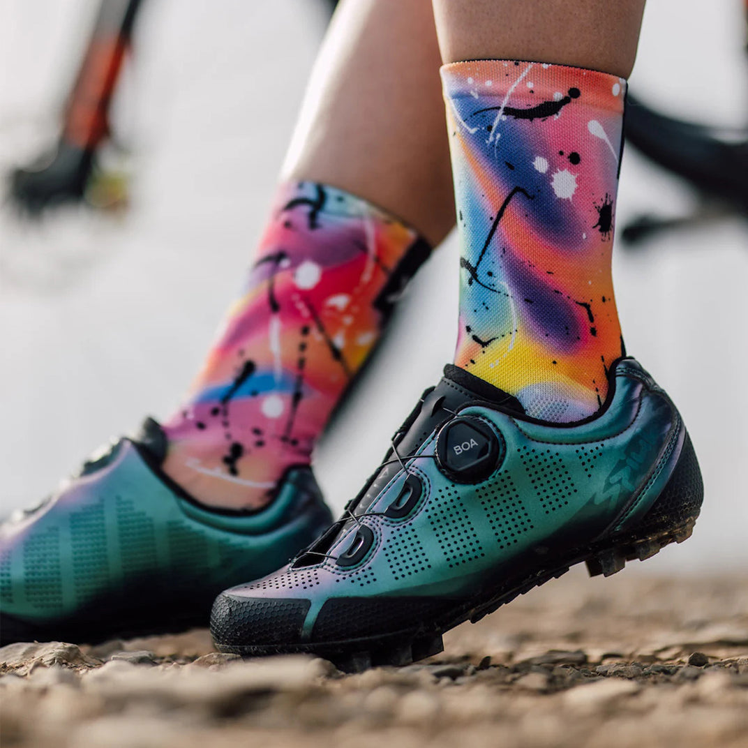 Performance sports socks with holographic colour design