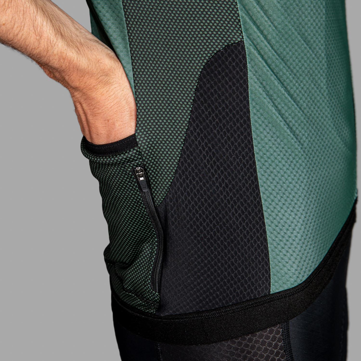 Buy online the Bioracer Sprinter Coldblack Jersey in Olive at United by Cycling. 