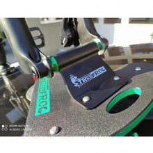 TreeFrog Pro 1 Plus Bike Rack mounted on a car roof – A high-quality suction cup bike rack for road and MTB bikes.