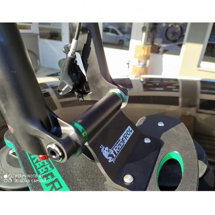 TreeFrog Pro 1 Plus with suction cups attached to a car – Strong vacuum-mount system for easy installation.