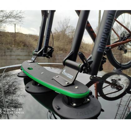 TreeFrog Pro 2 Plus Bike Rack Close-Up on Car: A detailed view of the TreeFrog Pro 2 Plus suction cup bike rack mounted on a car roof, holding a bike by its fork mount.