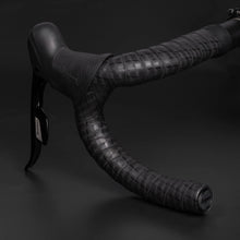 Close-up of GUEE Tornado Black handlebar tape, showcasing the texture for enhanced hand support and comfortable grip.

