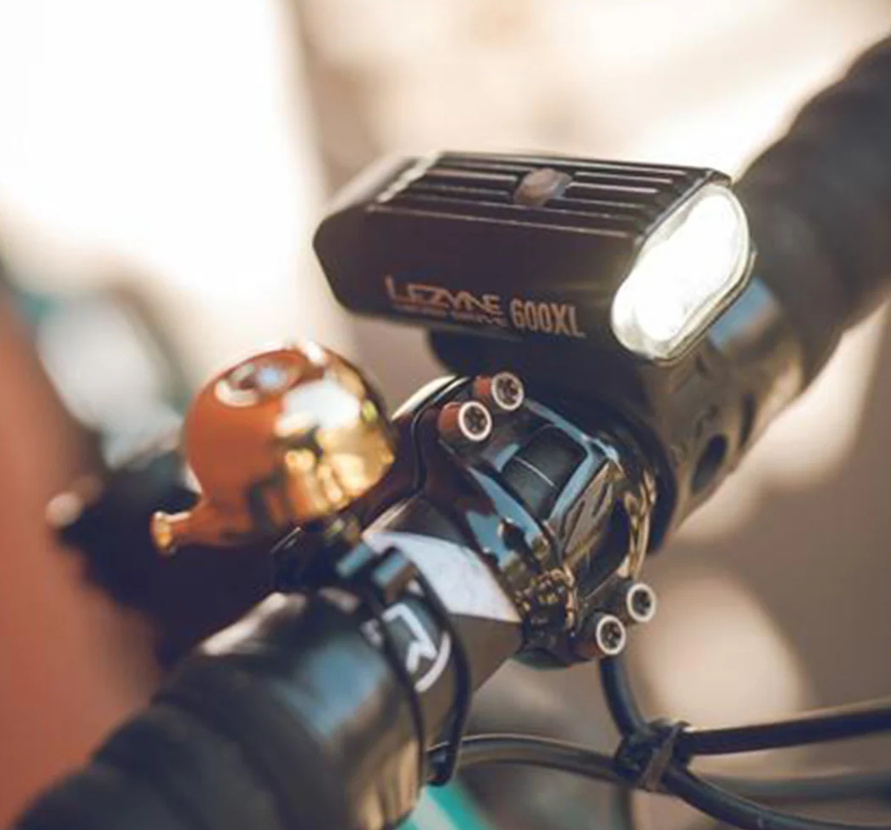 Compact LEZYNE MICRO DRIVE 600XL bike light, equipped with a bright LED for optimal visibility during nighttime cycling.