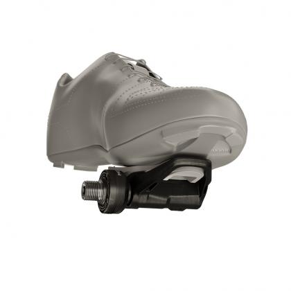 Magene P715 power meter pedals showing magnetic charging port