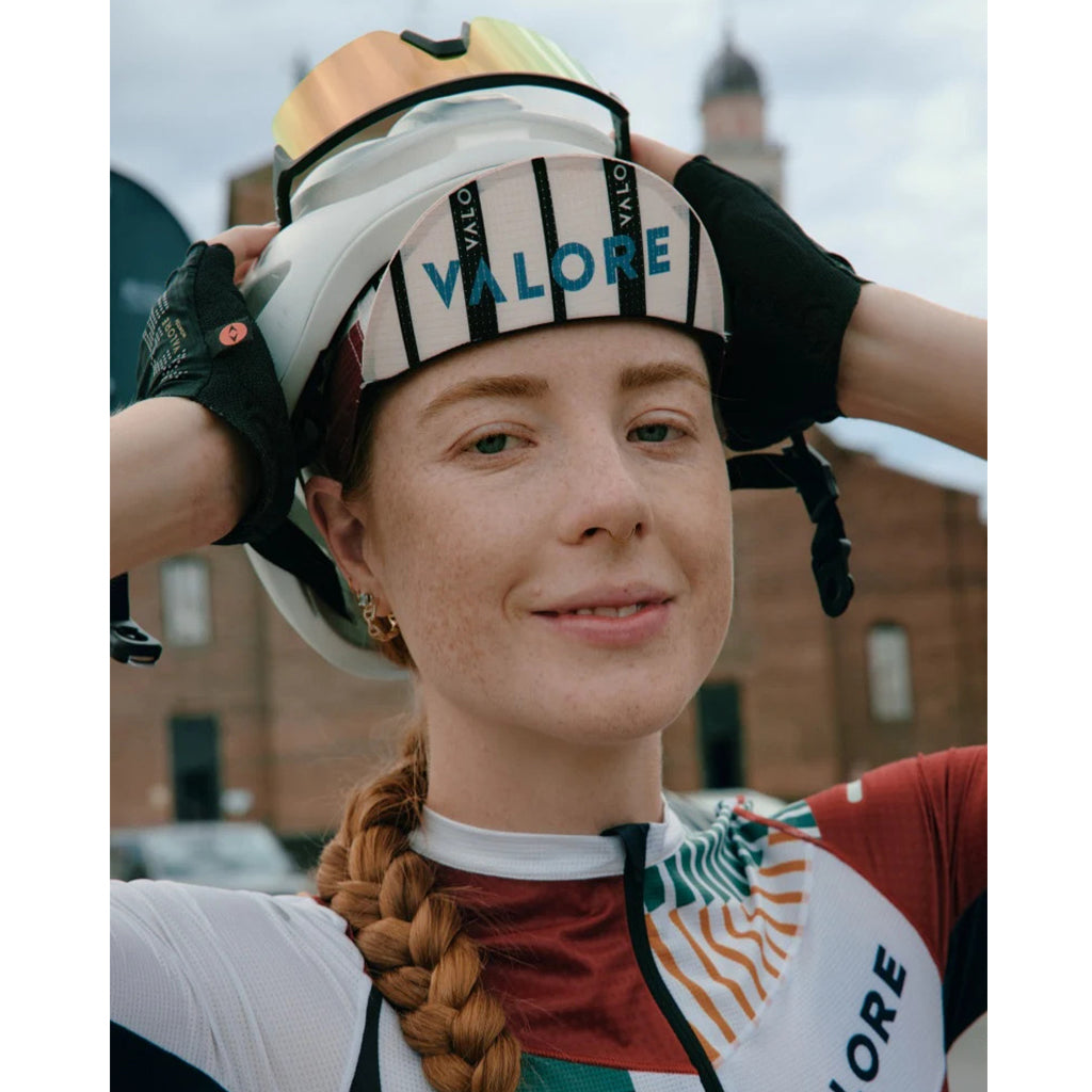Close-up of the Linea Arte graphic print on the Monton Valore cycling cap in Stone Blue.