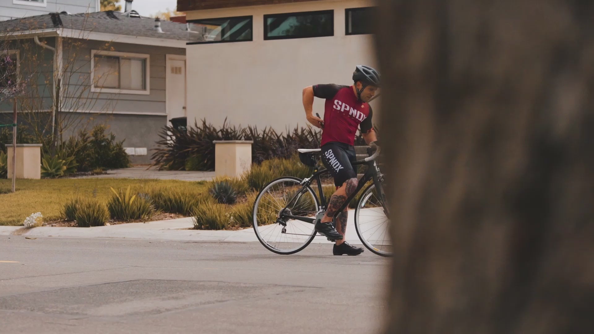 Sena Bluetooth cycling helmet in Matte Grey for hands-free calls and music – Large
