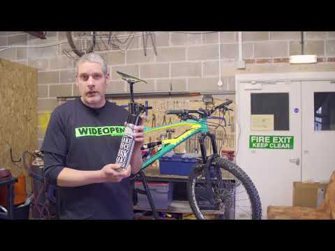 Juice Lubes Brake Juice - Disc Brake Cleaner (600ml), shown with a fine spray, indicating its ability to quickly dry and leave no residue on bike brake components.