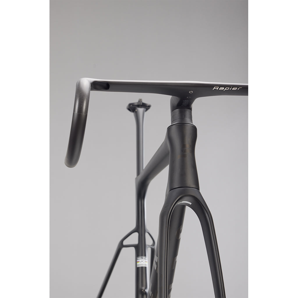 View 3 of the SEKA Spear RDC frameset in shadow black.